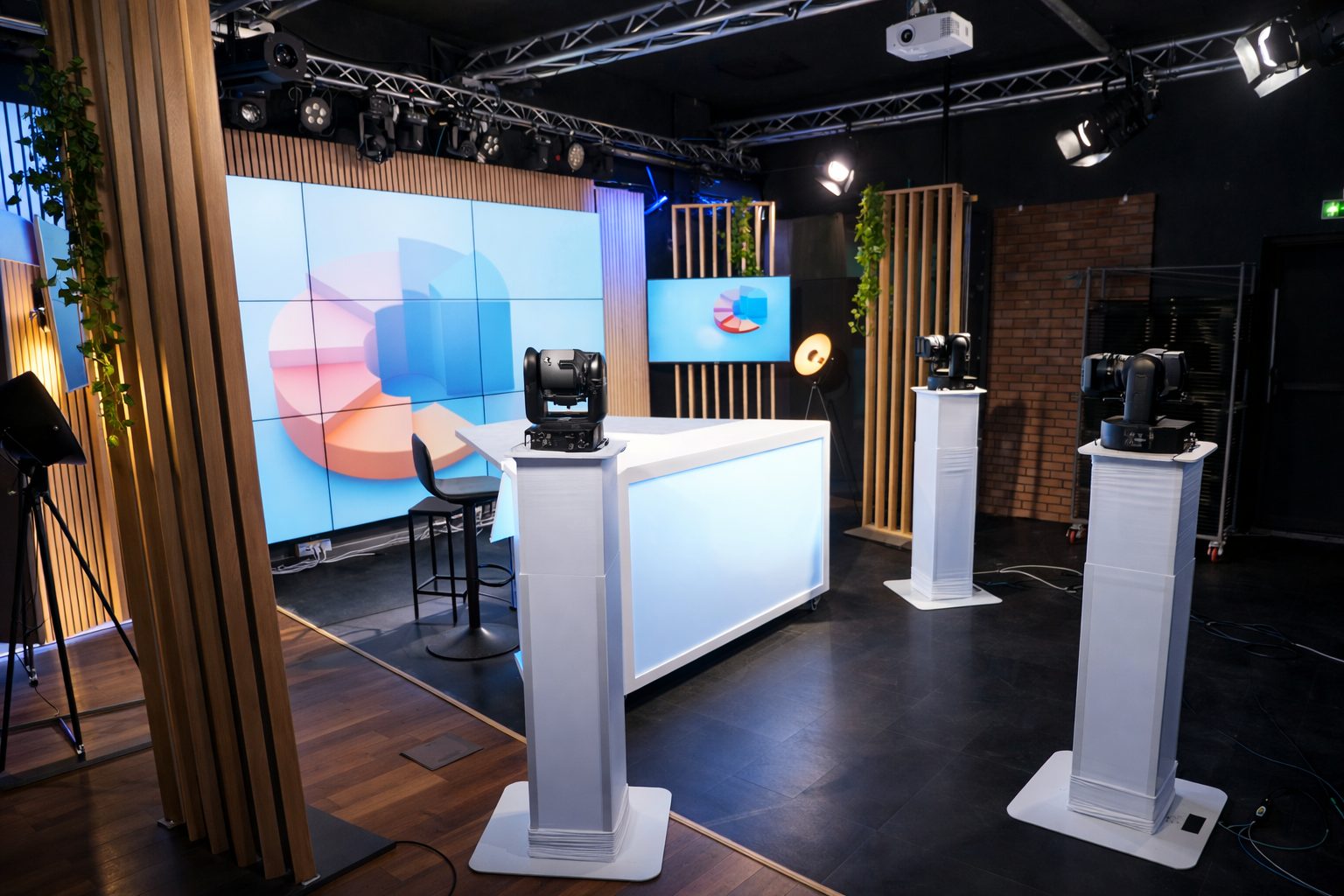 Le plateau en configuration JT, desk et mur d'écrans