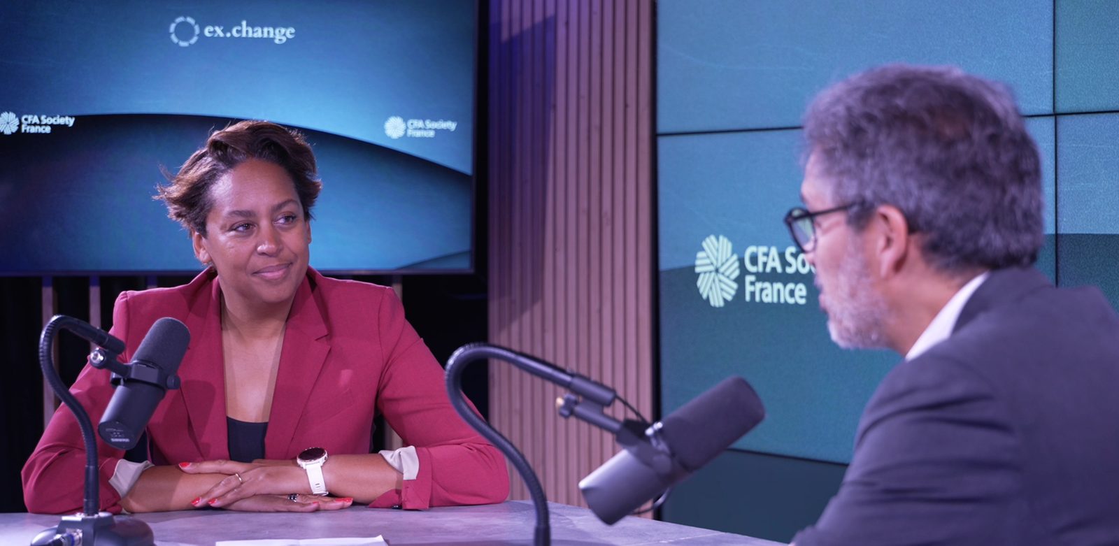 Le plateau en configuration podcast, deux intervenants et micros